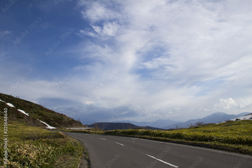 Naklejka premium 春の志賀高原道路／長野県山ノ内町