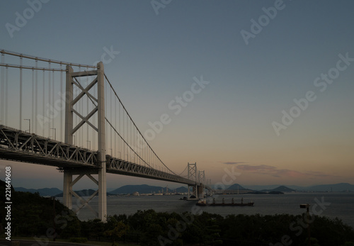 夕暮れ時の瀬戸大橋　与島PAからの撮影(北、南備讃瀬戸大橋) © KOZO