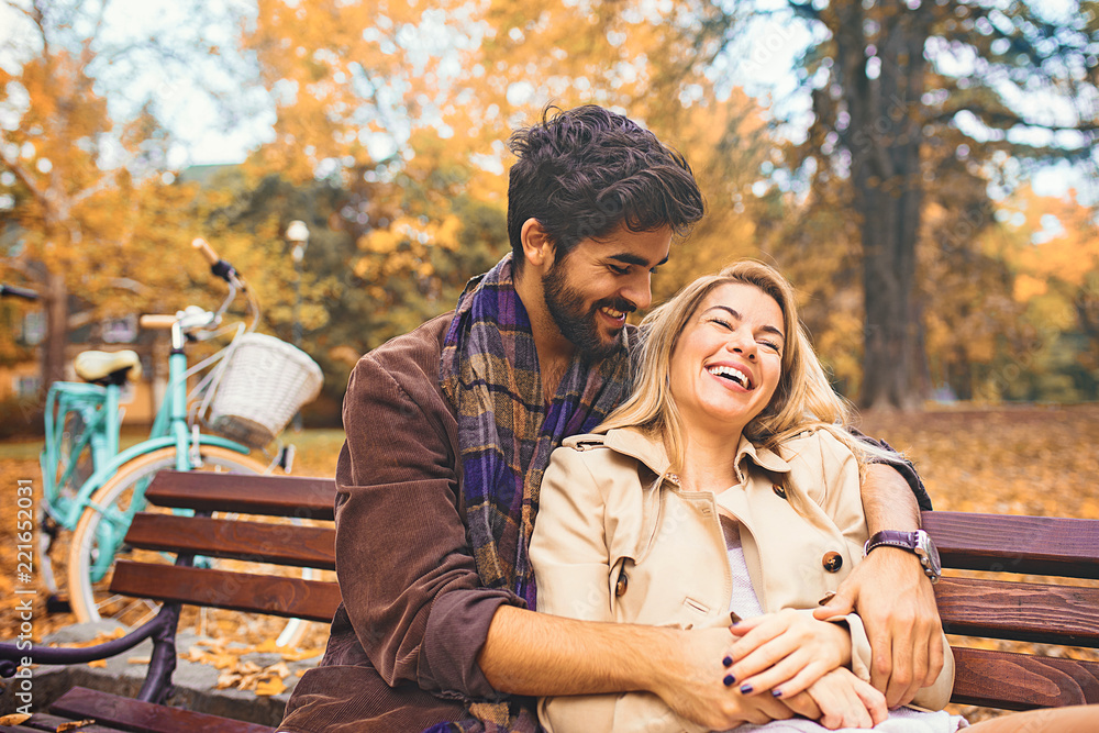 Fototapeta premium Couple enjoying fall