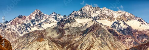 Obraz Park Narodowy Glacier Bay, Alaska banner, USA. Alaska rejsu podróży widok śnieg nakrywał góry przy zmierzchem. Niesamowity widok na krajobraz lodowcowy z wakacji na statku wycieczkowym przedstawiający ośnieżone szczyty górskie.