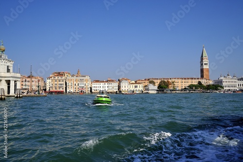 Città di venezia vista dal mare sul battello di turisti in vacanza con motoscafo e traffico marino