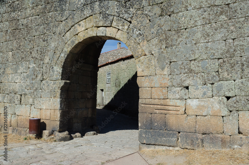 Porta Nova de Sortelha, puerta del Oeste de la muralla de Sortelha, Portugal.