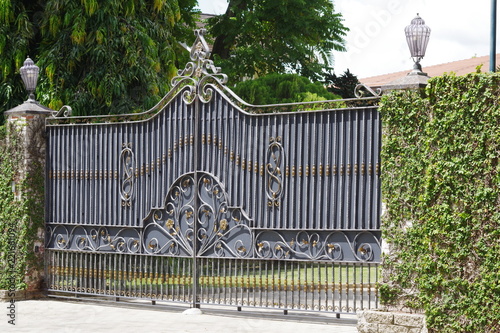 Automatic metal gate.
