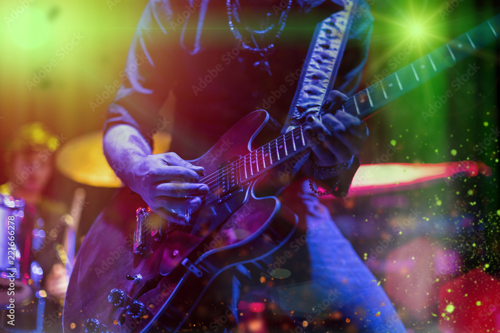 Obraz premium Rocker gra na gitarze na scenie.