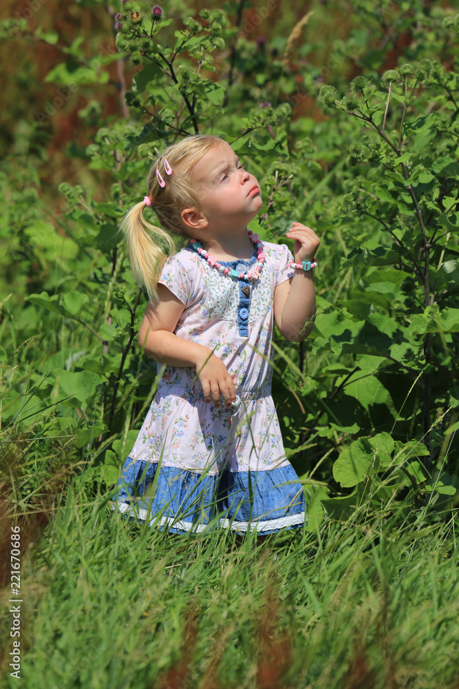 Hübsches kleines Mädchen in der Natur Hübsches kleines Mädchen in der Natur