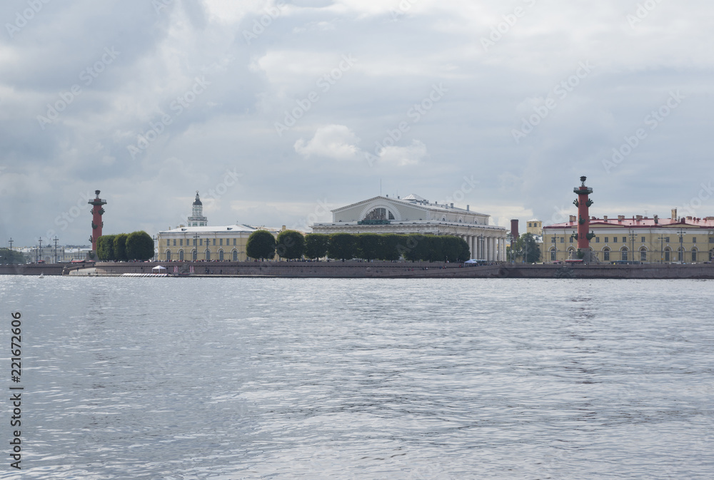 Fototapeta premium wines on the Neva River and Vasilievsky Island with the Stock Exchange building and the Rastoral Columns in St. Petersburg, the landmark of St. Petersburg