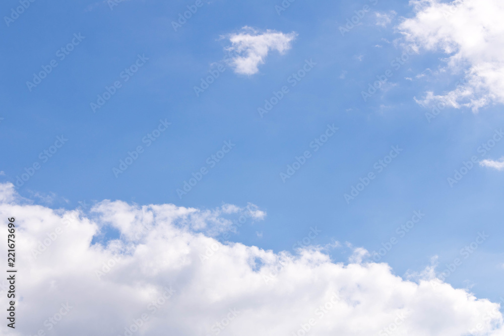 Naklejka premium White fluffy clouds against a blue sky