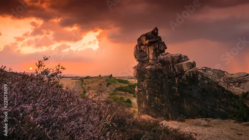 Fototapeta Diabelska ściana w zachodzącym słońcu