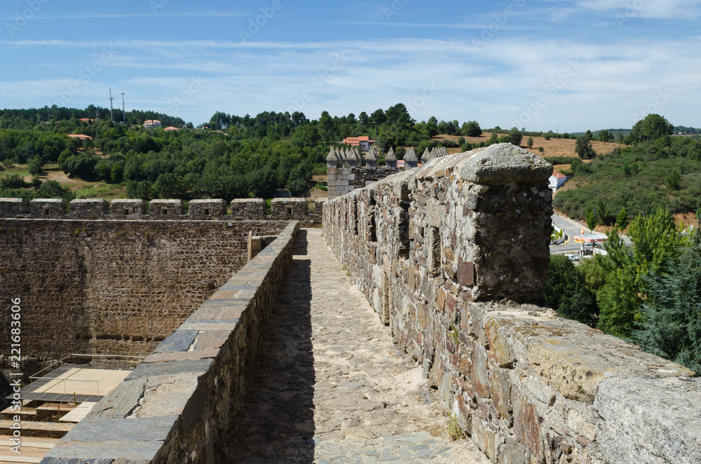 Paseo de ronda o adarve de la muralla del castillo de Sabugal, Portugal.