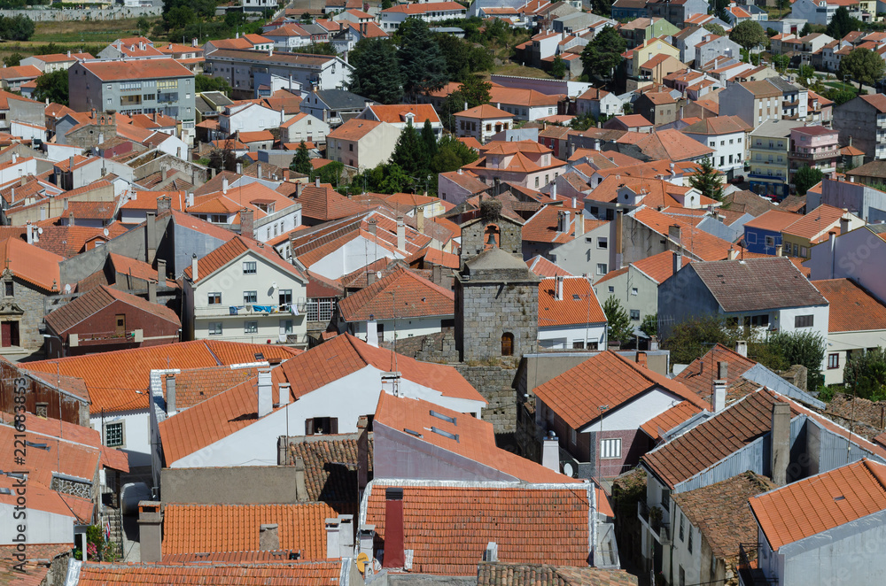 Vista de Sabugal desde la torre de homenaje del castillo. Portugal.