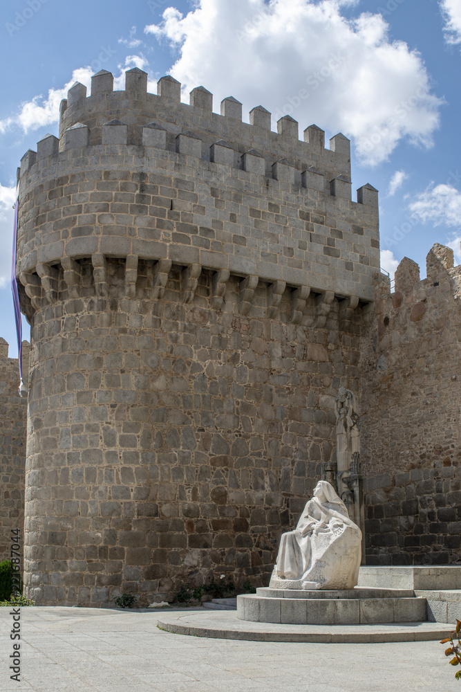 Estatua de Santa Teresa de Jesús al lado de la muralla de Ávila, Castilla y León, España