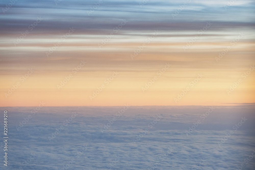 coucher de soleil au dessus des nuages