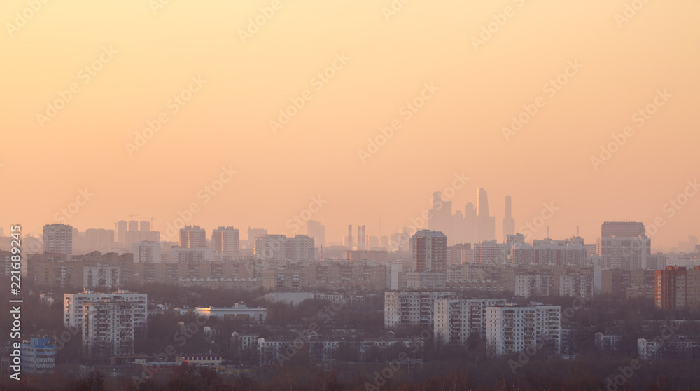 Plakat Wiele budynków mieszkalnych i komercyjnych w Moskwie o zachodzie słońca