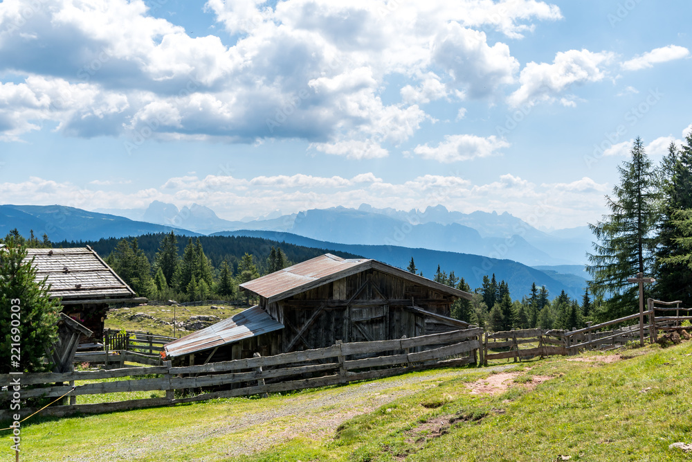 Almhütte in Südtirol mit Blick auf die Dolomiten Almhütte in Südtirol mit Blick auf die Dolomiten