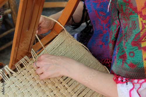 Mujer haciendo una silla de forma artesanal 