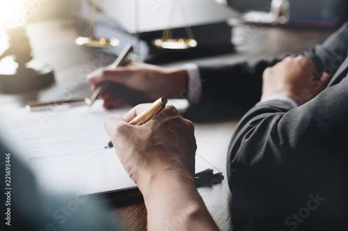 Obraz Sędzia młotek z prawnikami sprawiedliwości o spotkanie zespołu w firmie prawniczej w tle. Notariusz z klientem w biurze