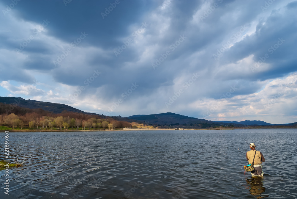 Hombre pescando en el embalse de As Cunchas, Bande. Ourense, Galicia. España. Hombre pescando en el embalse de As Cunchas, Bande. Ourense, Galicia. España.