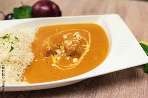 Typisches indisches pakistanisches Essen mit Curry und Basmati Reis 