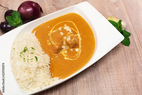 Typisches indisches pakistanisches Essen mit Curry und Basmati Reis 