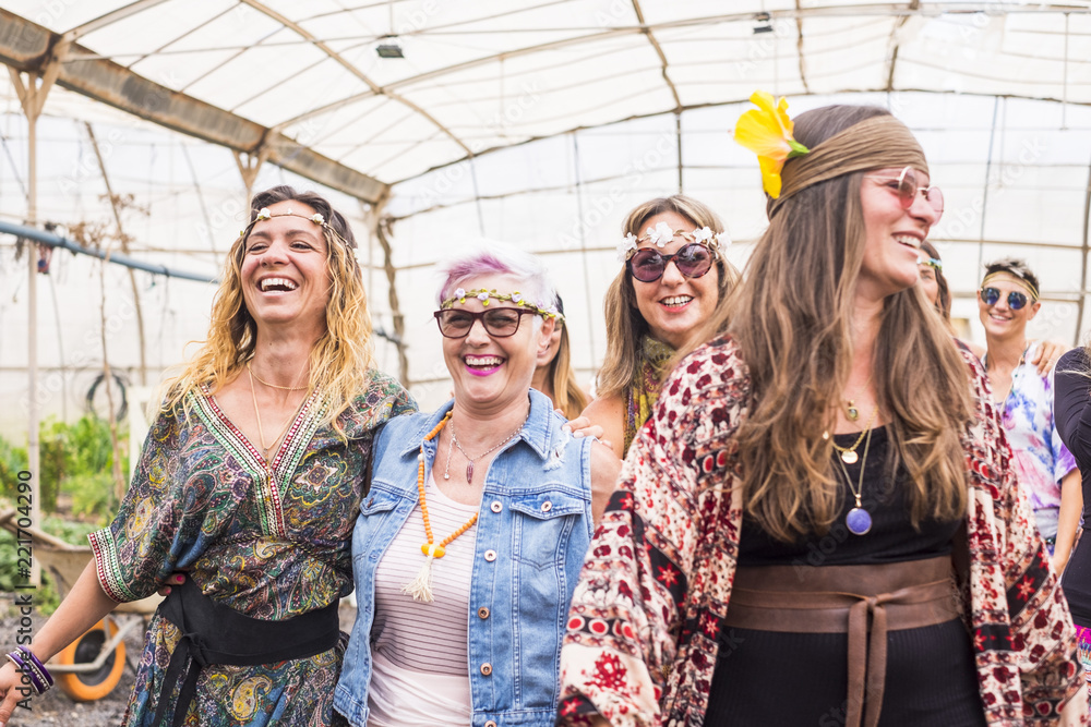 Foto de hippy style and clothes and dresses for group of females rebel free  friends enjoying and celebrate together in friendship with colors and  alternative lifestyle. bright image with senior and young
