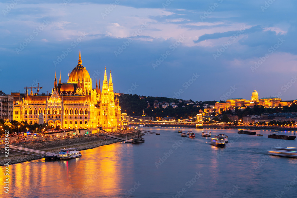 Fototapeta premium Budapest Parliament at night
