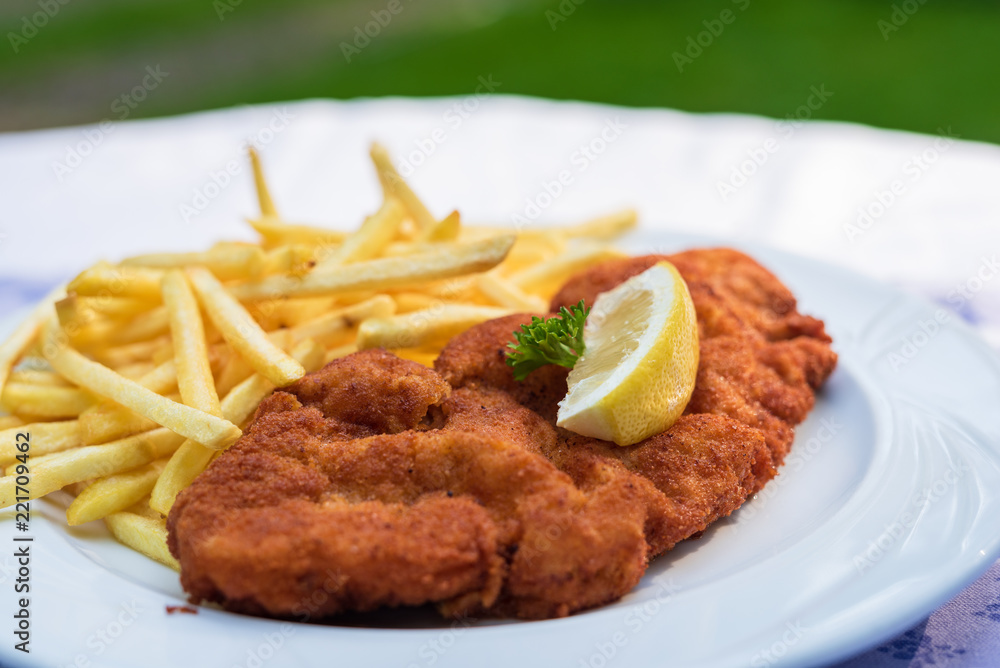 Wiener Schitzel vom Kalb in Butterschmalz ausgebraten mit Pommes Frites Wiener Schitzel vom Kalb in Butterschmalz ausgebraten mit Pommes Frites