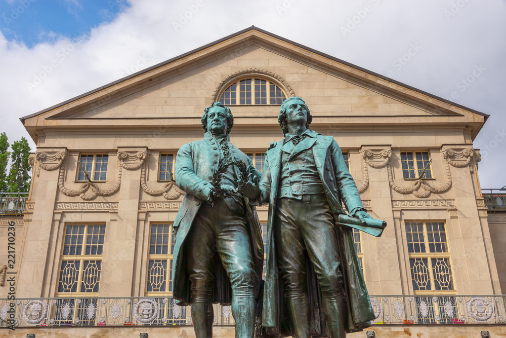 Goethe-Schiller-Denkmal vor dem Deutschen Nationaltheater in Weimar, Thüringen