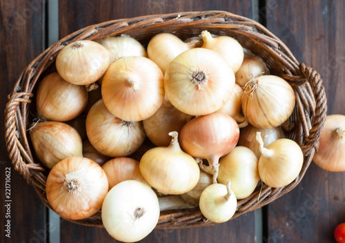 Cuadro en lienzo onion in a basket on a dark table