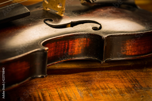 Photo Old violin in vintage style on wood background