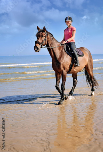 jolie cavalière sur la plage © Image'in