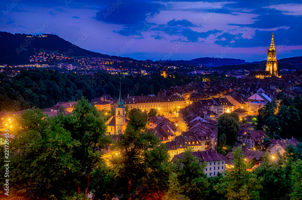Altstadt der Bundesstadt Bern am Abend mit Münster und Gurten, Schweiz 