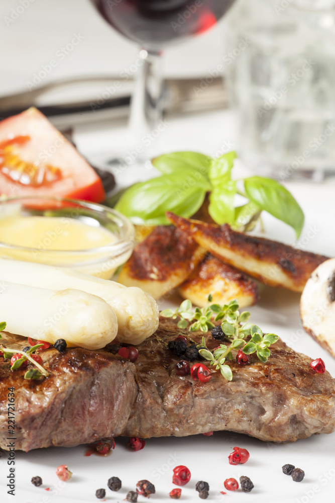 weißer Spargel auf gegrilltem Steak weißer Spargel auf gegrilltem Steak