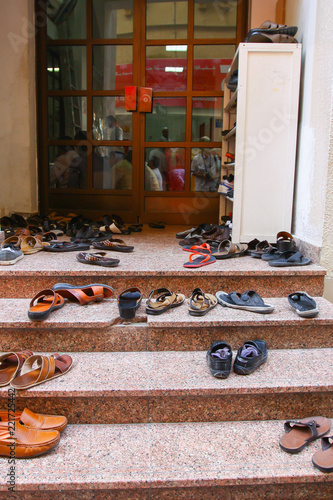 Obraz na plátně Shoes on the porch/House mosque in one of the streets of Dubai