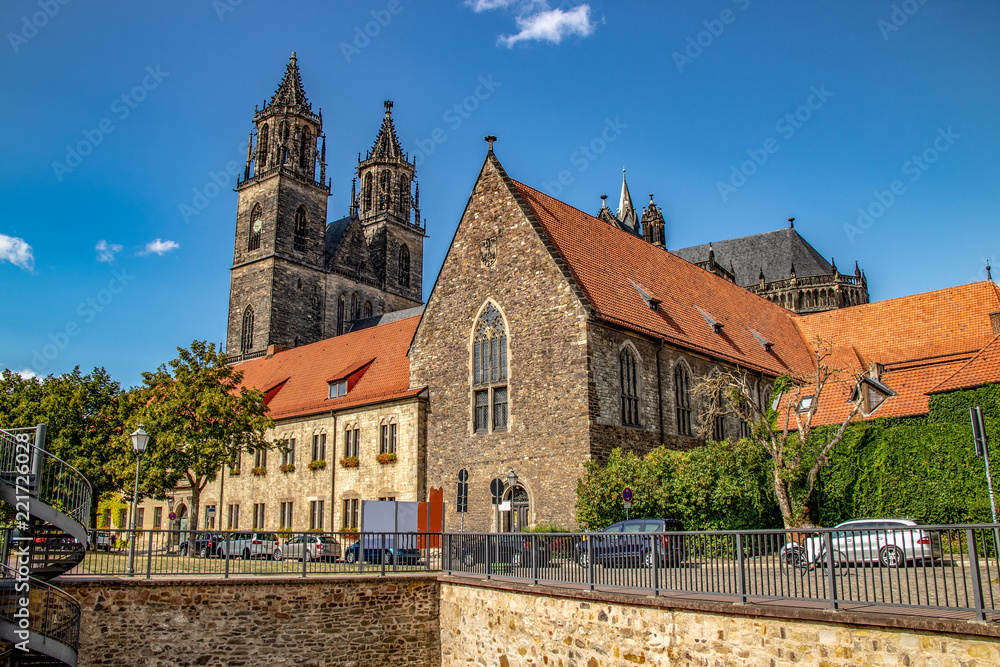 Der Magdeburger Dom mit blauen Himmel und weiteren historischen Häusern Der Magdeburger Dom mit blauen Himmel und weiteren historischen Häusern