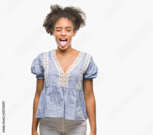 Fotografía Young afro american woman over isolated background sticking tongue out happy with funny expression