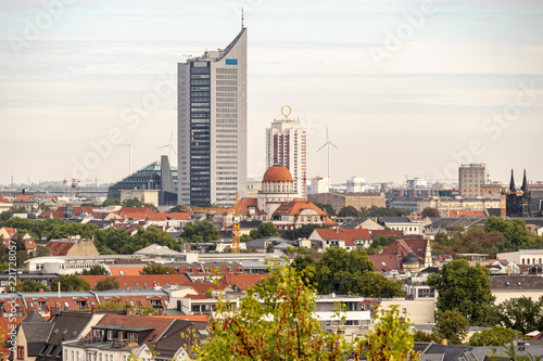 Panorama der Stadt Leipzig mit modernen Hochhäusern,historischen Häusern,Kirchen und Denkmälern