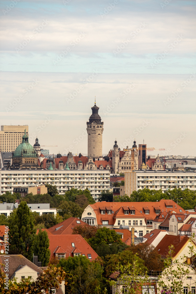 Panorama der Stadt Leipzig mit modernen Hochhäusern,historischen Häusern,Kirchen und Denkmälern