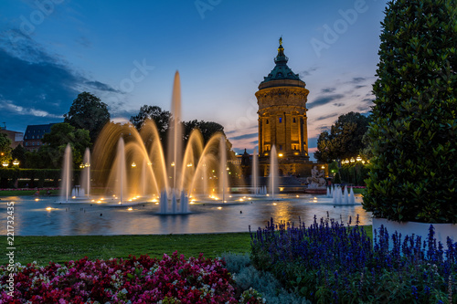 Obraz na płótnie Mannheimer Wasserturm am Abend