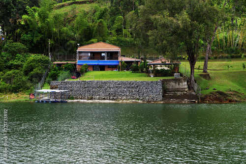 Foto Scenic landscape of Guatape Lake (El Penol) in Antioquia, Colombia, South Americ