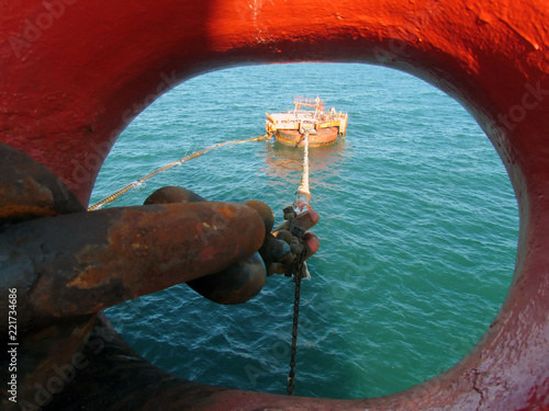 Fotografija Offshore oil loading from single buoy mooring into oil tanker