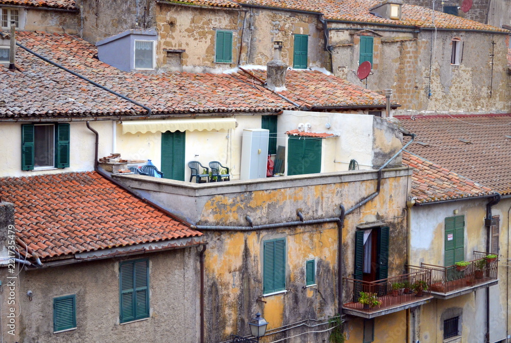 Hausfassaden in Pitigliano