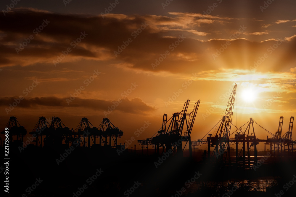 Hamburger Hafen bei Sonnenuntergang