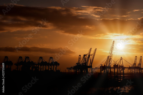 Hamburger Hafen bei Sonnenuntergang