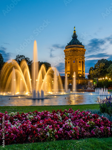 Obraz na płótnie Mannheimer Wasserturm am Abend