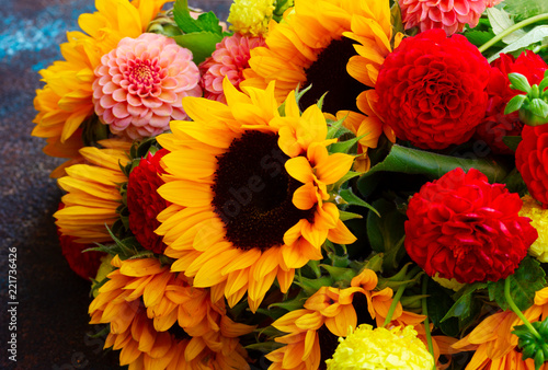 Fototapeta Naklejka Na Ścianę i Meble -  Red and pink dahlia and sunflowers fresh flowers bouquet close up