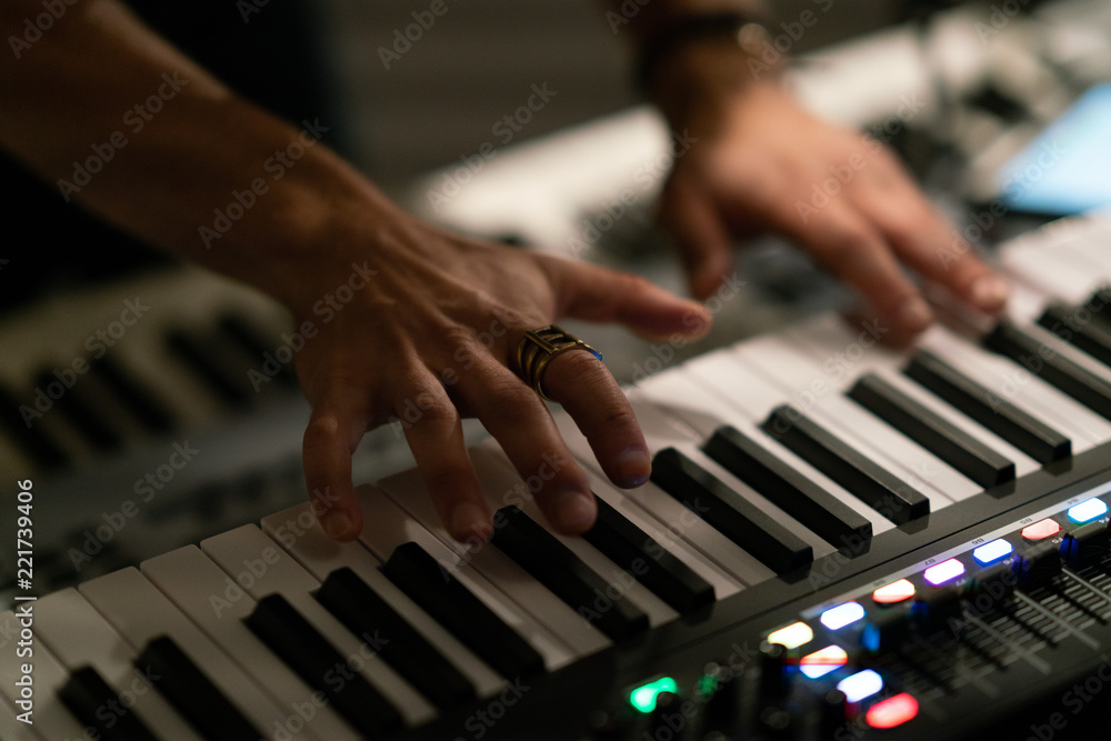 Obraz premium close up of hands playing keyboard