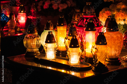 Canvas Print Snitches glowing on cemetery plate at night