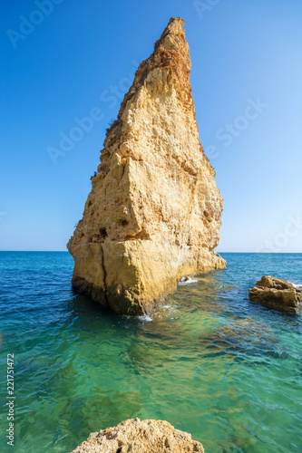 Hohe Steinsäule an der Küste der Algarve