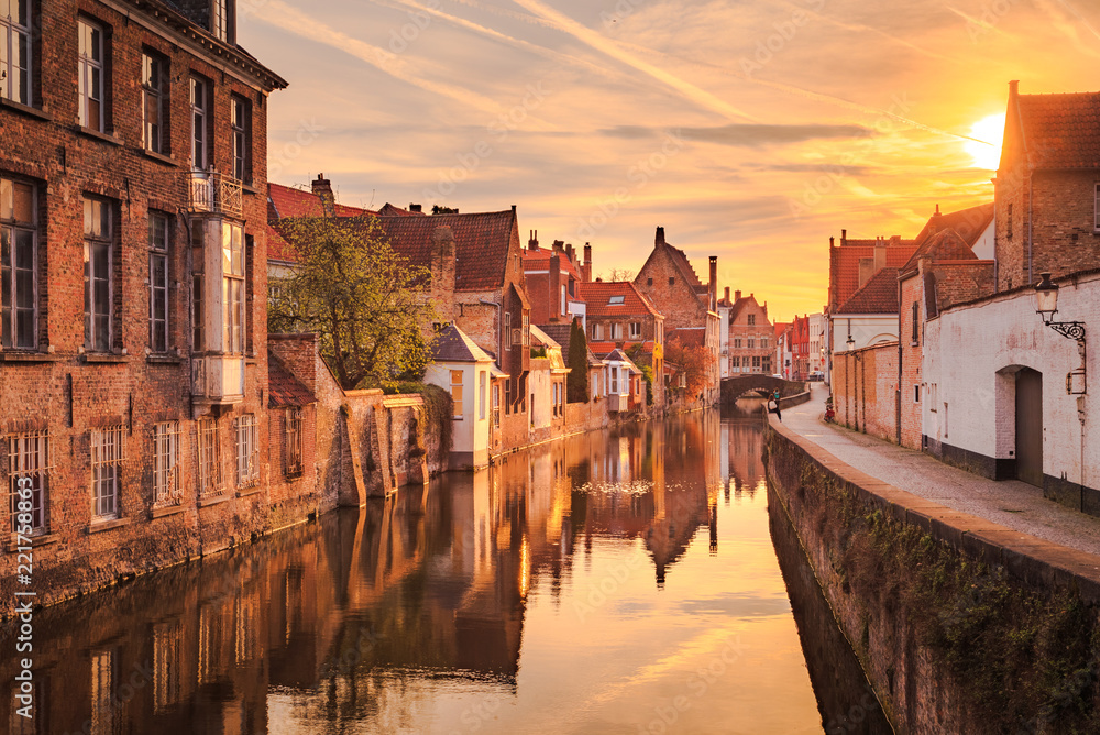 Naklejka premium Historyczne miasto Brugge o wschodzie słońca, Flandria, Belgia