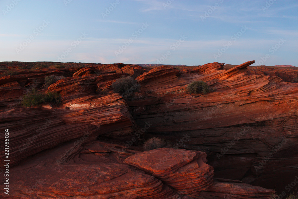 Felsplatten Roter Schiefer in der Wüste Arizonas in Morgendämmerung